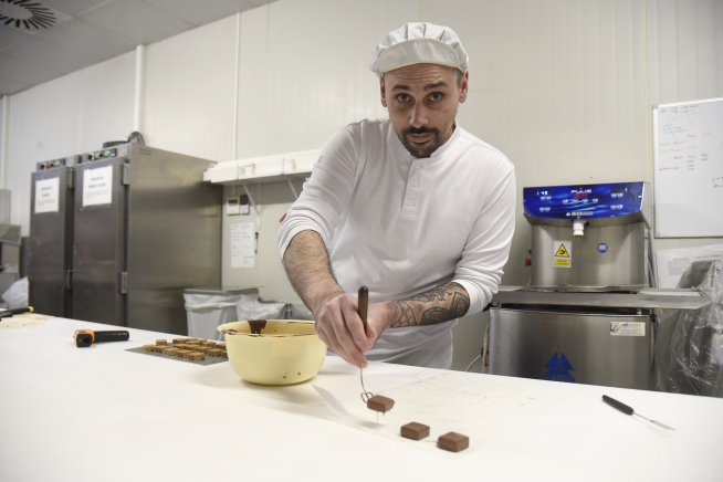Manuel Aldao, en el obrador de Tolosana, donde trabaja el chocolate.