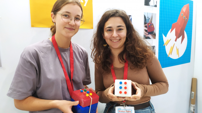 Katerina Koleva y Magda Zukowska muestran ‘Brailly’, un dispositivo para aprender braille fácilmente.