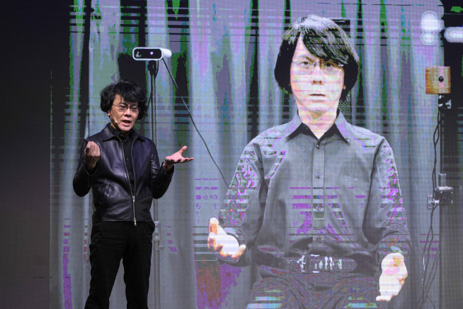 Hiroshi Ishiguro presentó su avatar.