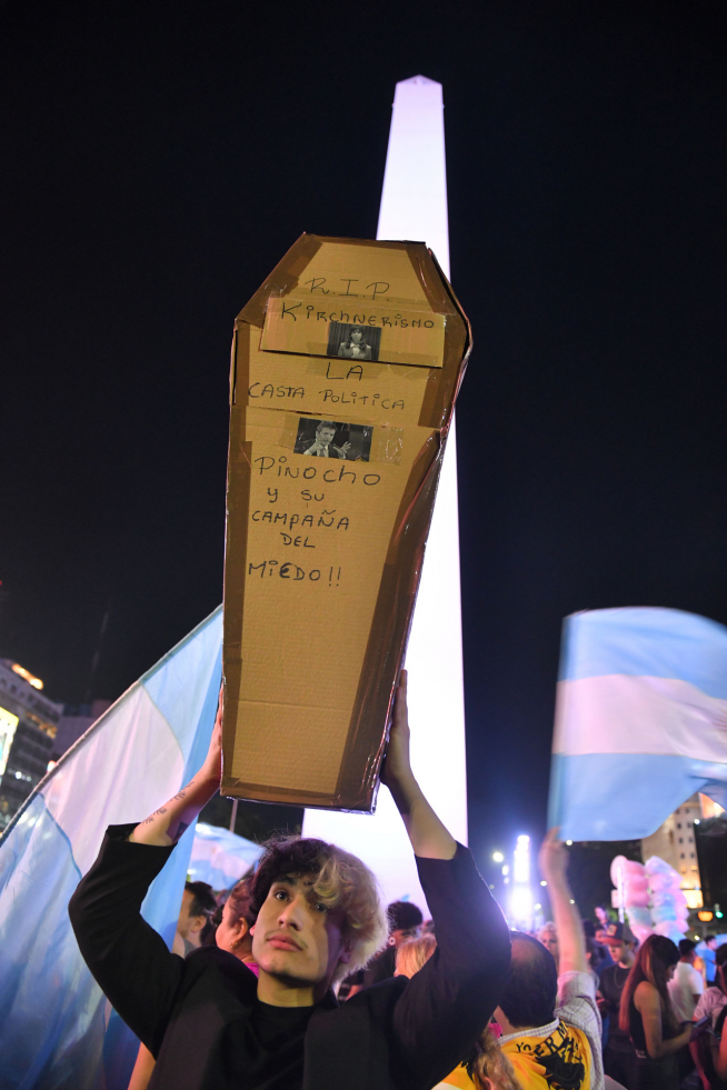 Simpatizantes del presidente electo de Argentina, Javier Milei, celebran en las calles tras conocer los resultados
