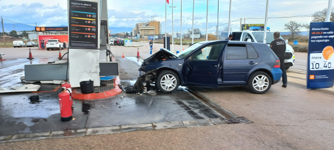Estado en el que han quedado el surtidor de gasolina y el coche.