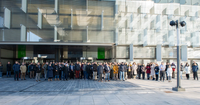 Personal de Telefónica guarda un minuto de silencio ante la sede de Madrid por el fallecimiento de César Alierta