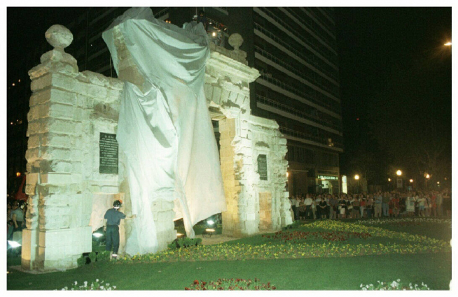 Inauguración de la Puerta del Carmen después de la restauración con motivo del choque del autobús en 1997.