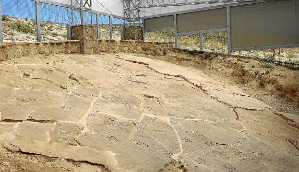 El contorno de las huellas fósiles de dinosaurio de Las Cerradicas, marcado con líneas blancas y negras.