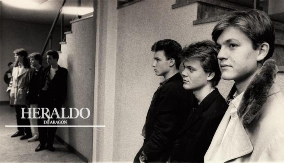 El 10 de marzo de 1985 Héroes del Silencio ofreció su primer concierto en las matinales del Cine Pax en Zaragoza. En la fotografía, unos jóvenes Enrique Bunbury y los hermanos Pedro y Juan Valdivia. Comienza la leyenda.