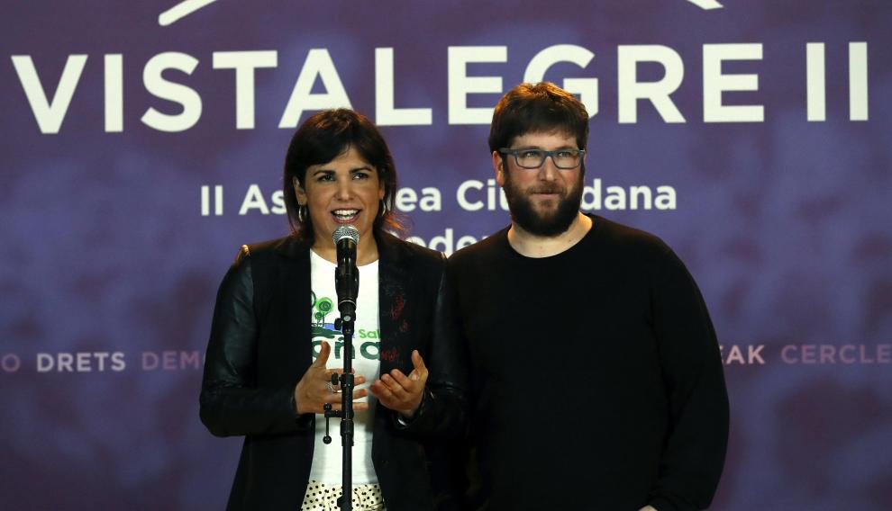 Miguel Urbán, a la derecha, eurodiputado de Podemos.