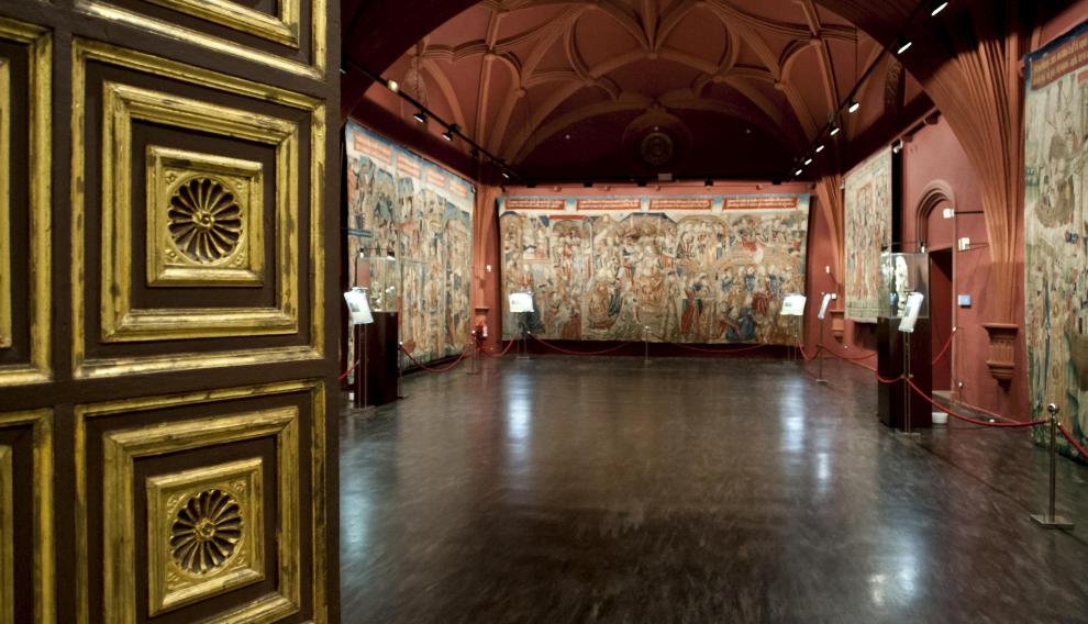 Entrada a las salas del Museo de Tapices de La Seo, en Zaragoza.