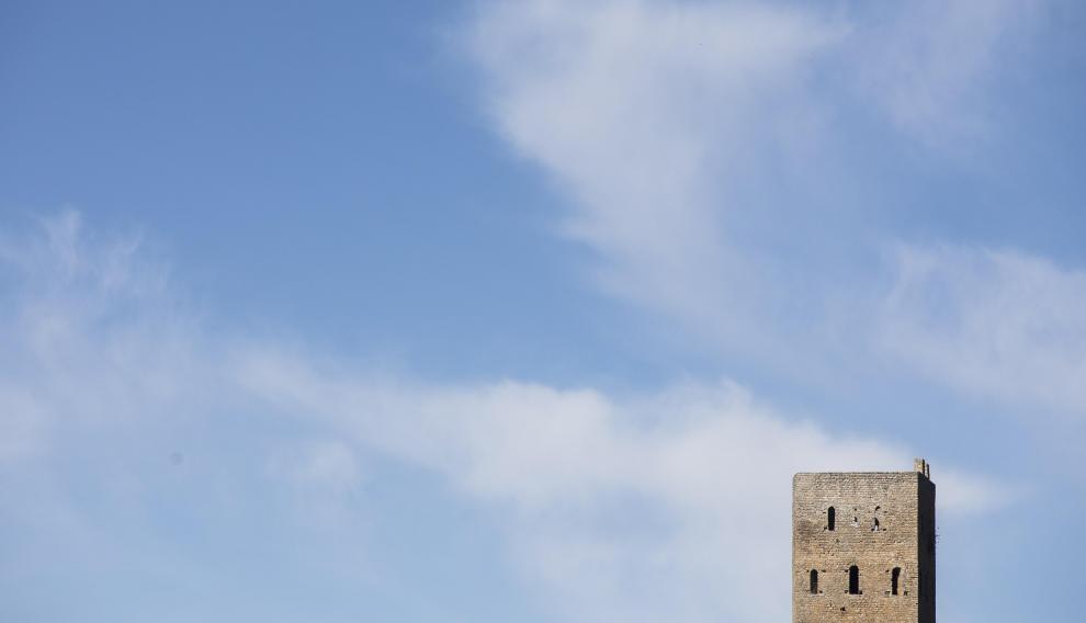 La hermosa torre de Luzás se funde con el cielo en la pedanía tolvana del mismo nombre.