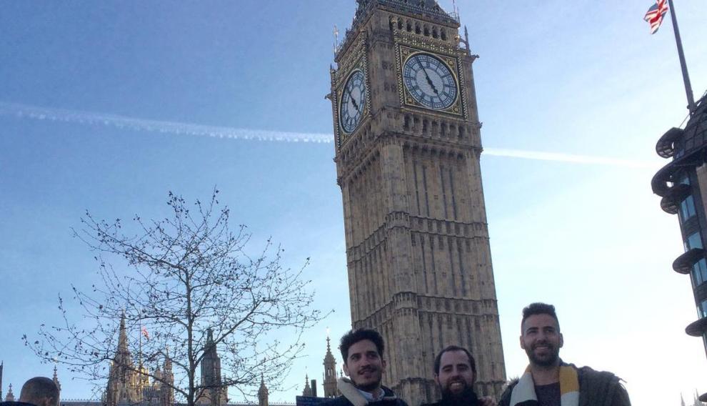 Manuel Tundidor (dcha.) con varios amigos en un viaje a Londres.