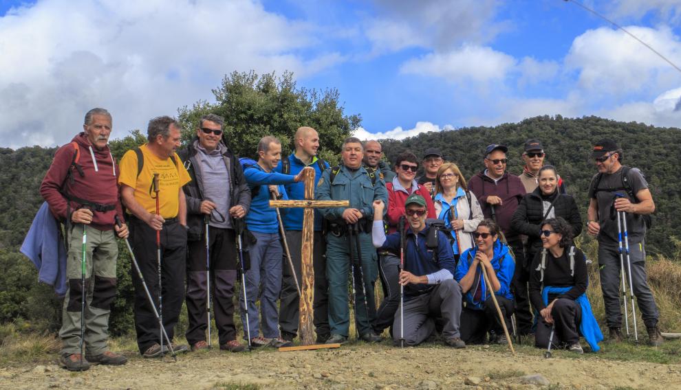 Un grupo de vecinos de Boltaña y alrededores en la cruz devuelta a la montaña de Nabaín.