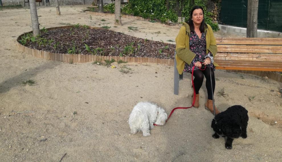 Manuela García Villamayor, exdirectora del Centro Municipal de Protección Animal, pasea a sus dos perros en el pueblo, donde vive ahora tras jubilarse en enero.