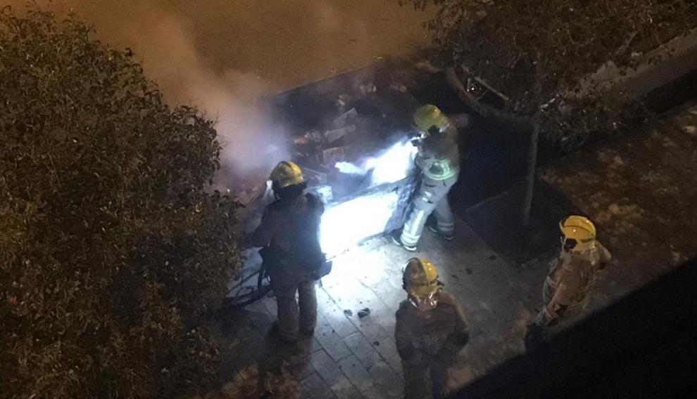 Los Bomberos trabajando en las labores de extinción.