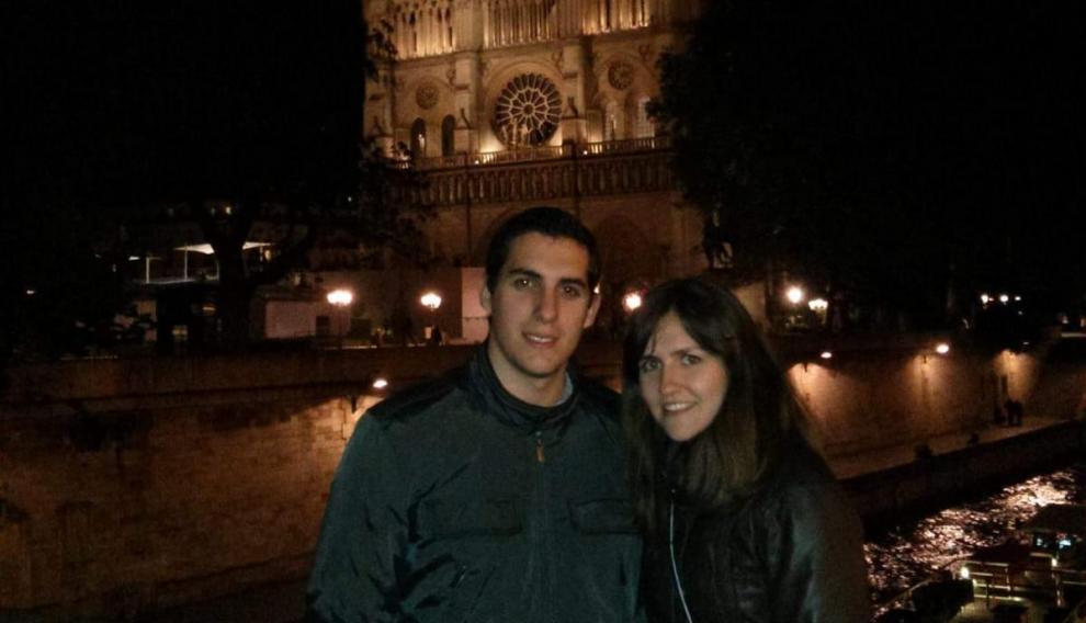 María y su pareja, ambos enfermeros emigrados en París, en Notre Dame hace seis años.