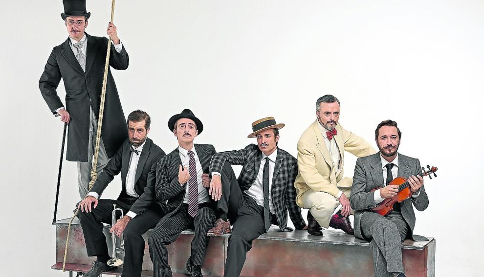 De izquierda a derecha, el elenco de ‘Lehman Trilogy’: Pepe Lorente, Leo Rivera, Víctor Clavijo, Aitor Beltrán, Darío Paso y Litus.