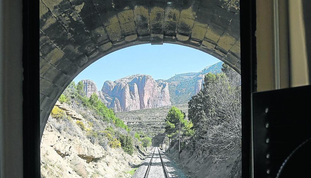 Especial 23 de abril: el canfranero, símbolo de las reivindicaciones aragonesas, a su paso por Riglos (Aragón).
