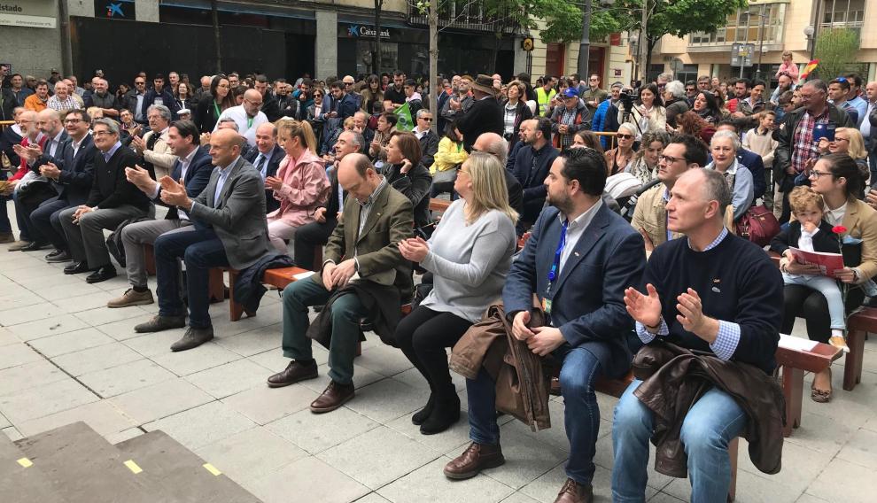 Más de 200 personas han asistido el mitin de Vox en la plaza Concepción Arenal, en pleno centro de Huesca.