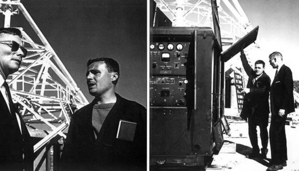 El electromecánico José López muestra los equipos a Otto Womick (con gafas de sol), primer director americano de la estación de Fresnedillas.