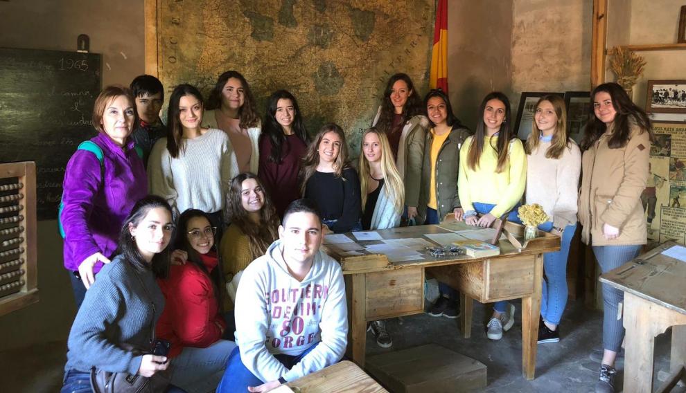 Estudiantes de Magisterio del Campus de Teruel en la escuela-museo de la Cañada de Benatanduz.