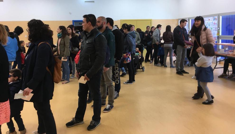 Los ciudadanos de Parque Venecia en Zaragoza votan por primera vez en su colegio.