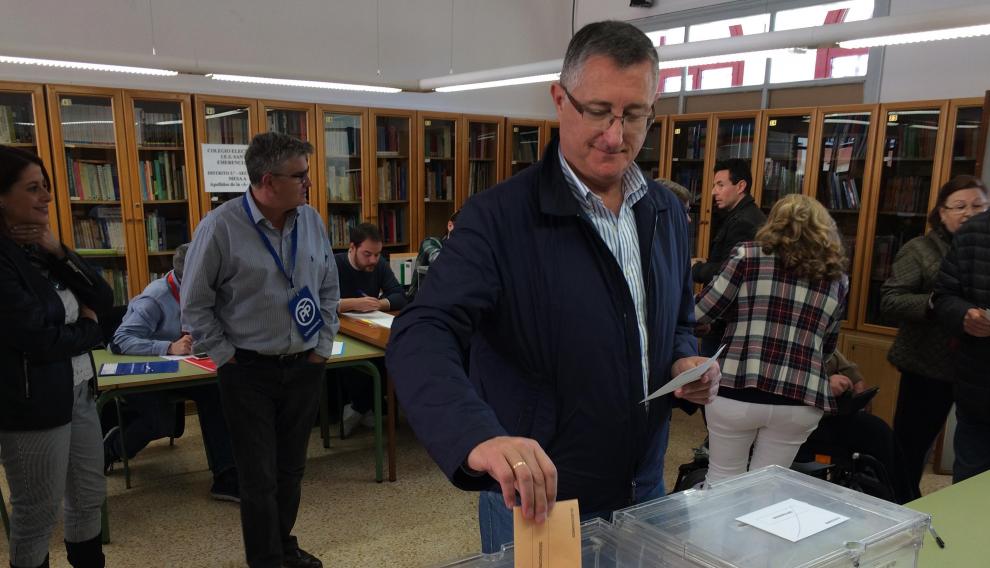 El candidato número uno al Senado por Teruel del PP, Manuel Blasco, votando en Teruel esta mañana