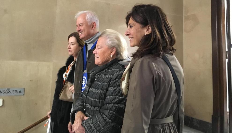 Eloy Suárez se fotografía con varias ciudadanas que han pedido que pose con ellas en el colegio electoral.
