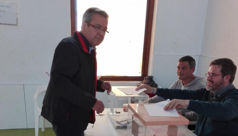 Ignaciu Urquizu, diputado socialista al congreso en esta legislatura, presidiendo una mesa en Alcañiz