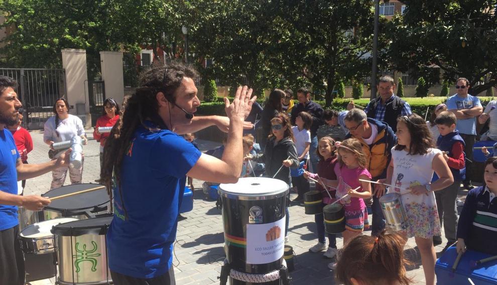 Los niños crearon ritmos con instrumentos elaborados con objetos reciclados.