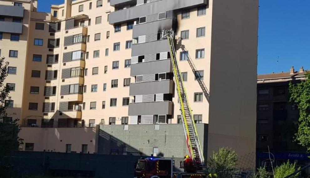 Los Bomberos trabajan en extinguir el incendio.