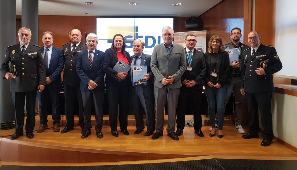 Foto de familia con las autoridades y mandos policiales que han inaugurado el curso de piratería del SUP.