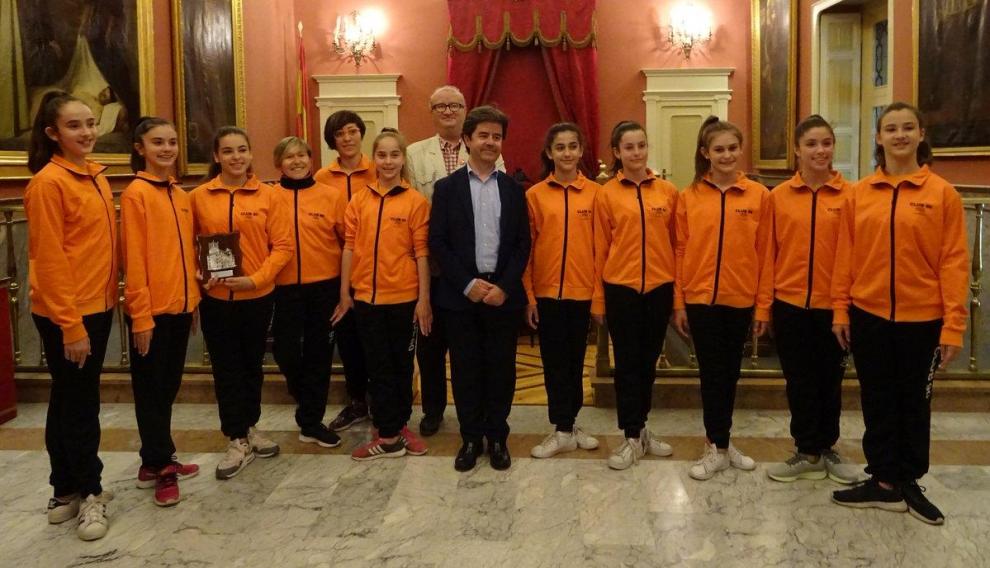 Las campeonas de España del Club 90 Huesca fueron recibidas este martes por el alcadel de la capital oscense, Luis Felipe.