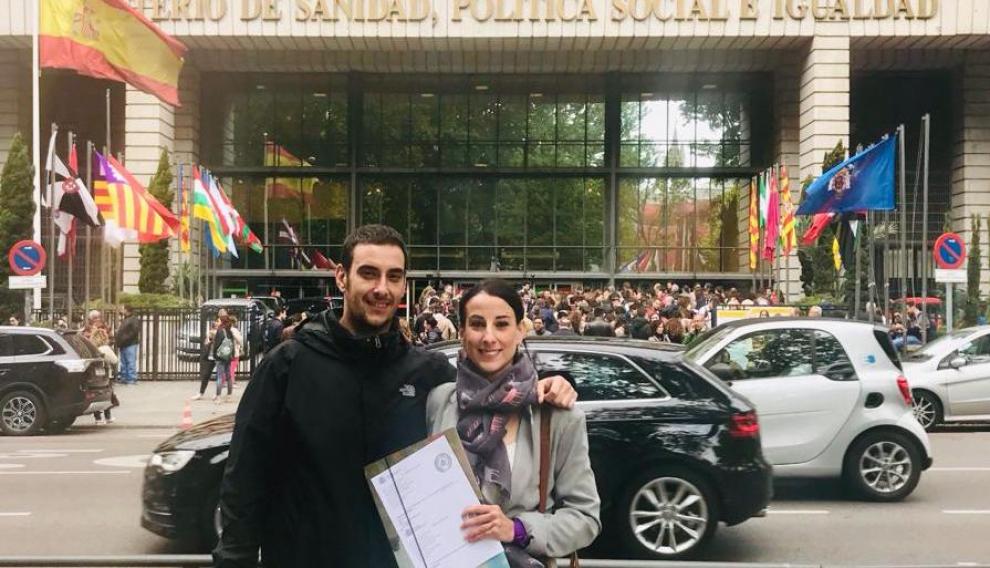 Elena González, acompañada por su hermano, en Madrid, el día que sacó la plaza.