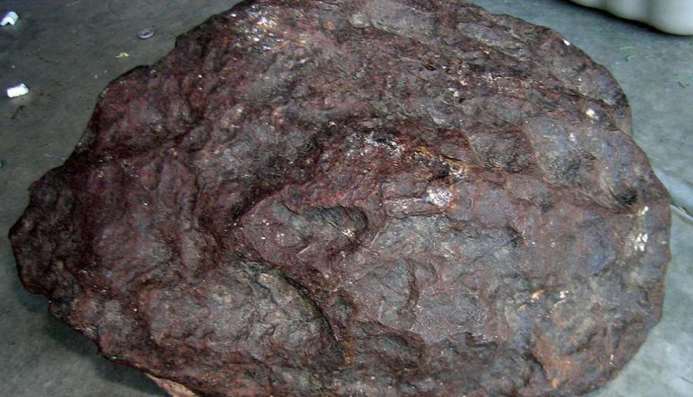 El meteorito, antes de ser troceado y pulido para su venta