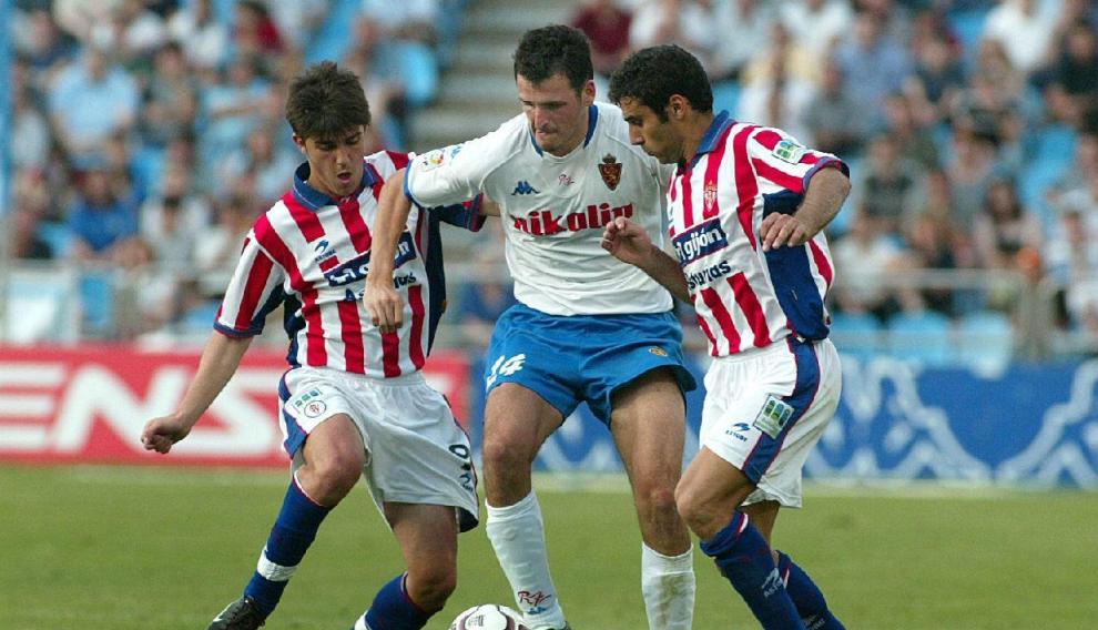 Villa intenta quitarle el balón a Soriano en el partido de 2003 entre el Real Zaragoza y el Sporting en Segunda disputado en La Romareda.