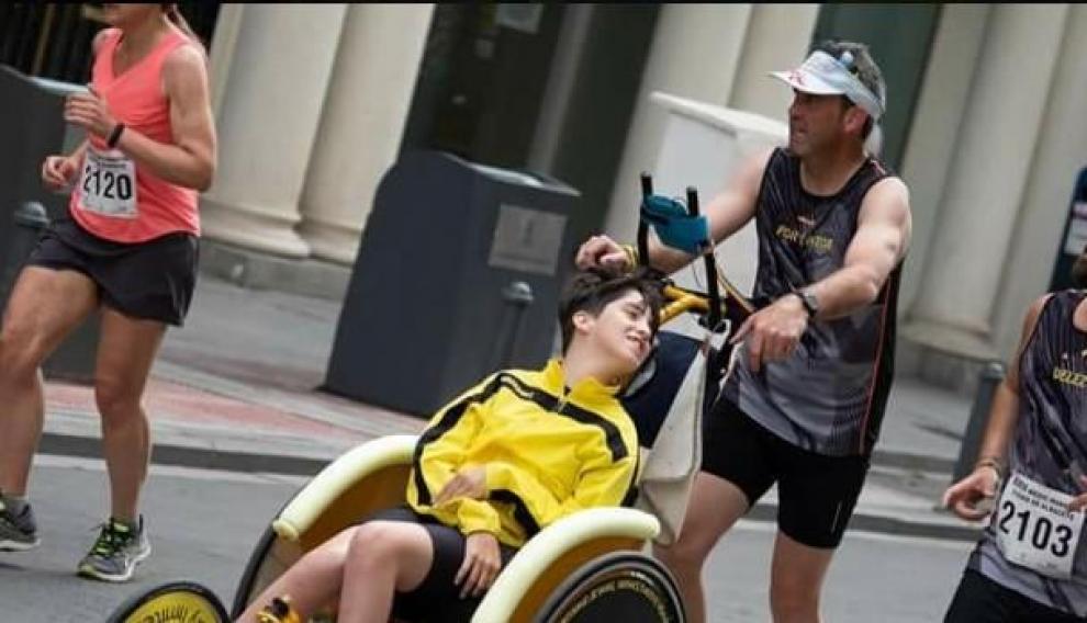 El padre de un niño con parálisis cerebral que lee la cartilla a los políticos
