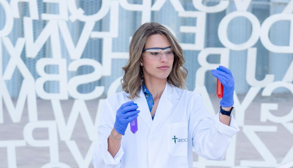 La joven investigadora oscense Noelia Mendoza disfruta de una ayuda predoctoral de la Asociación Española contra el Cáncer de Aragón.