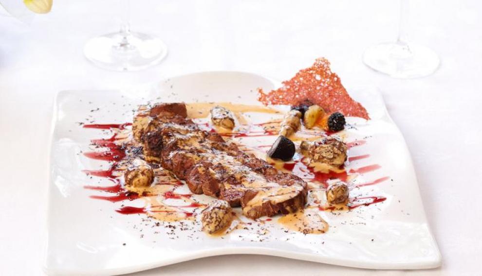 Lomo de corzo en salsa de trufa con colmenillas rellenas de foie, del restaurante El Fogaril, de Benasque.