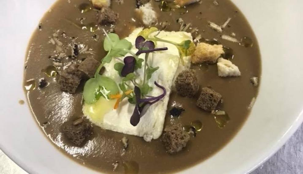 Crema de boletus, queso nube de Fonz y trufa, del restaurante El Pesebre, de Graus.
