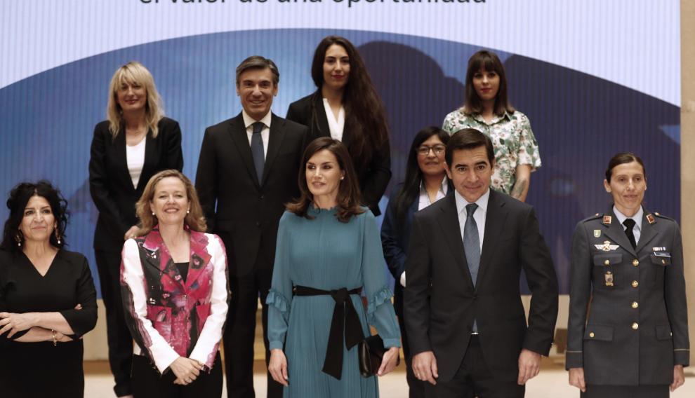 La Reina posa para la foto de familia en la sede de la Fundación Microfinanzas BBVA.