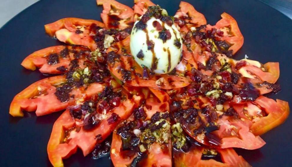 Apañijo de tomate rosa con virutas de jamón y helado de queso de cabra, del hotel San Ramón, de Barbastro.