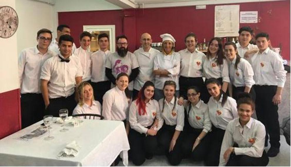 Las alumnas y alumnos de FPB de servicios de comedor con la alumna jefa de cocina y los profesores
