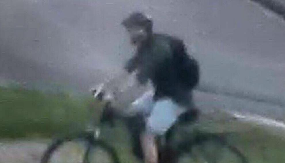 Imagen difundida por la policía francesa del sospechoso de poner el paquete bomba en Lyon