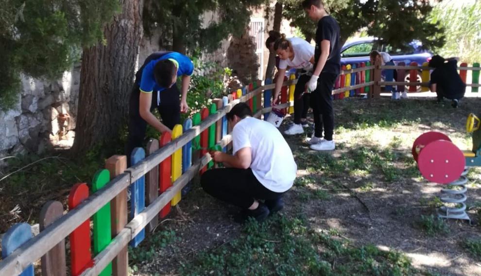 Los chavales colaboraron también pintando un parque infantil.