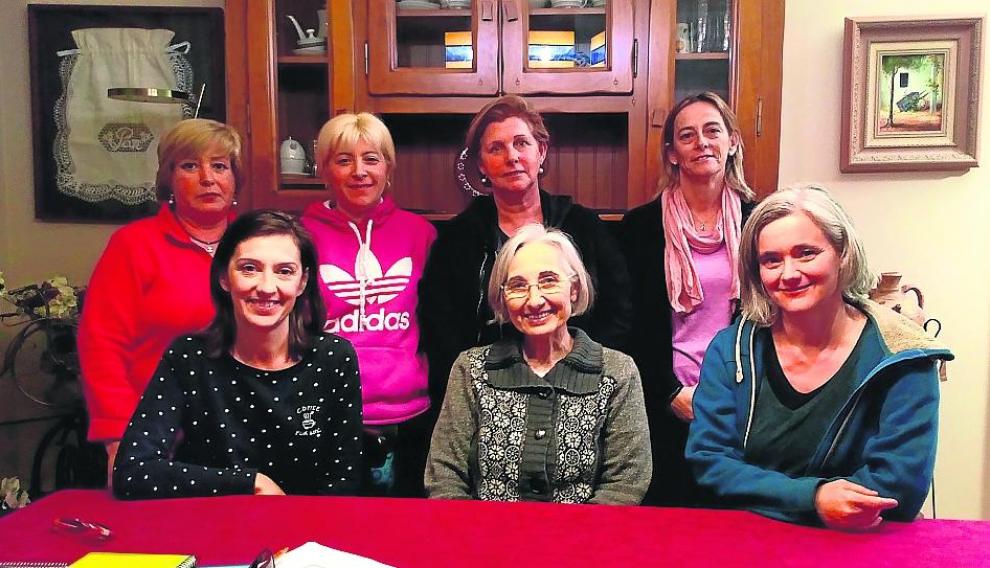 Mujeres por el Municipio de Angüés ha logrado en su estreno la victoria electoral con mayoría absoluta. Gobernarán con cuatro concejales, por tres del PSOE, todos hombres. ¿Guerra de sexos? Ellas dicen que no.