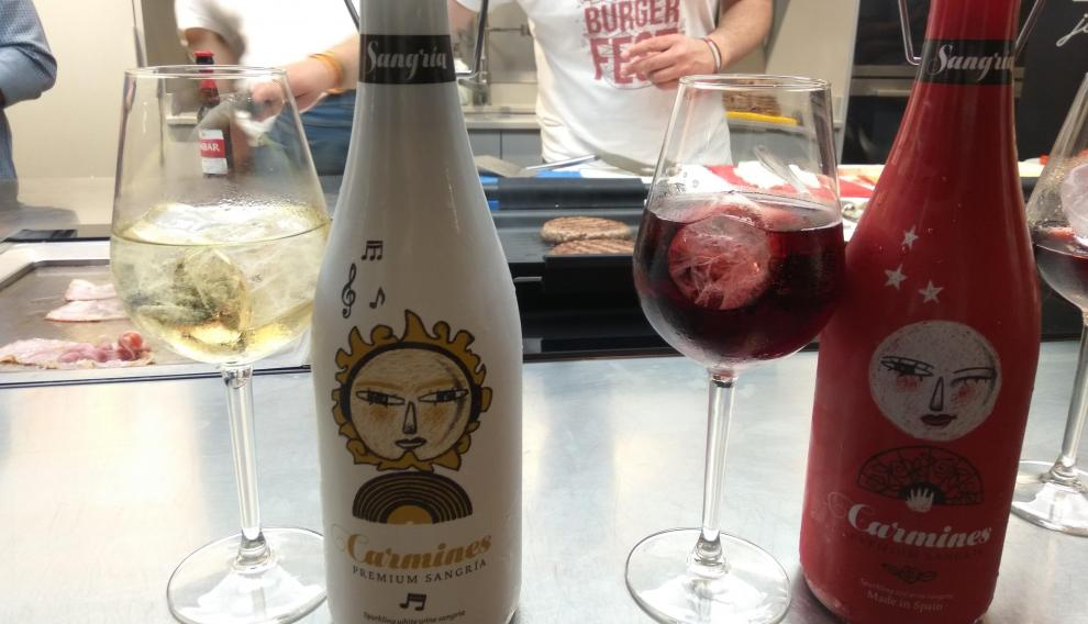 Las sangrías blanca y tinta de Carmines maridan bien con las hamburguesas.