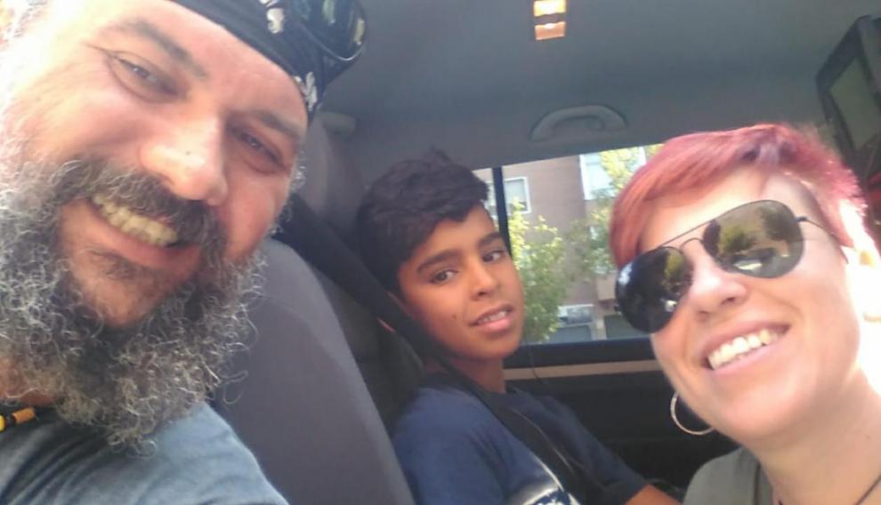 María Jesús y su pareja son desde hace varios veranos la familia de acogida de Az-din, un niño saharaui que volverá en junio a pasar sus vacaciones con ellos en Aragón.