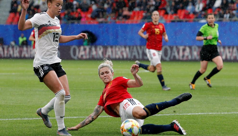 Mapi León lucha por el balón en el partido de la selección española contra Alemania celebrado este miércoles.