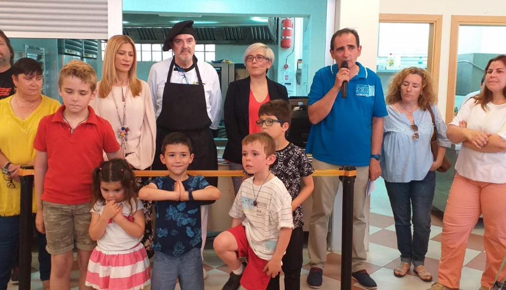 Padres, escolares y el nuevo cocinero del colegio, en la inauguración de la cocina escolar