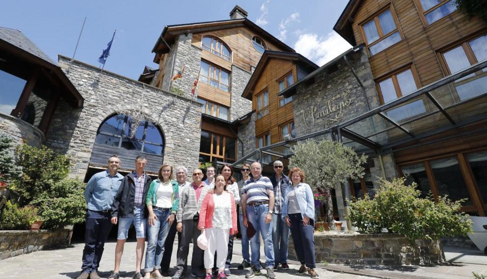 Foto de familia de la presentación del pacharán en el Hotel El Privilegio.