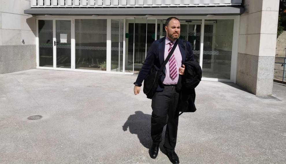 Marcos García Ortega, abogado del padre biológico de Naiara, en la puerta de los juzgados de Jaca.