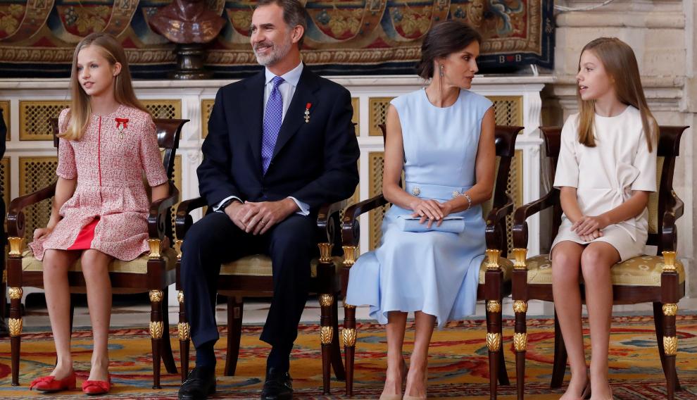 La princesa Leonor sentada al lado de Felipe VI y la infanta Sofía junto a la reina Letizia.